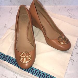 Tory Burch Chelsea Wedge Tan Color  Size 7